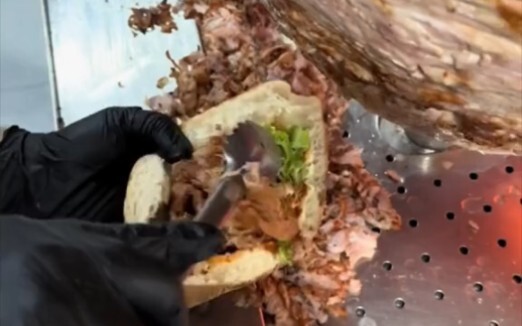 Bantalan kaki berukuran sangat besar, rasanya seperti roujiamo.