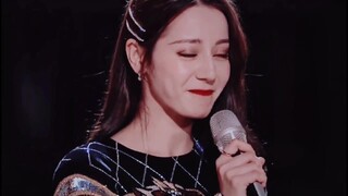 她很少对着镜头哭，第一次是退出跑男给了她一本记录册她看哭了，第二次是创造营的兄弟们成团迪丽热巴流量