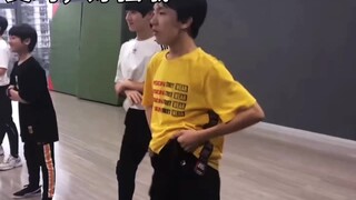 艾玛，又骚又好笑，我笑的不行，我家猫都开始嫌弃我了😂😂😂😂