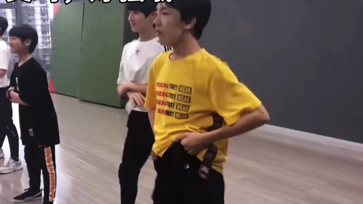 艾玛，又骚又好笑，我笑的不行，我家猫都开始嫌弃我了😂😂😂😂