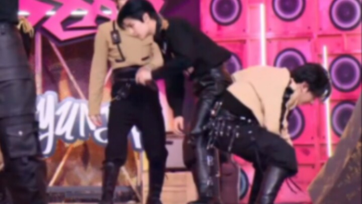 ซึงมินนั่งบนเอวของชางบิน และเห็นได้ชัดว่าทุกคนเหนื่อยและกังวลมาก และไม่มีเสียงหัวเราะใดๆ เลย