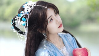 【يوه لا】 هي أيضًا أميرة صغيرة تجيد تسلق الأشجار وقطف الفواكه، كما تجيد الرقص وضرب السيوف