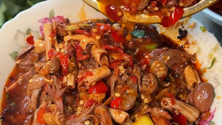 重庆现炒泡椒鸡杂浇头面，酸辣酸辣的好好吃！