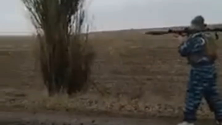 Ukrainian Soldier destroys Russian Tank with RPG
