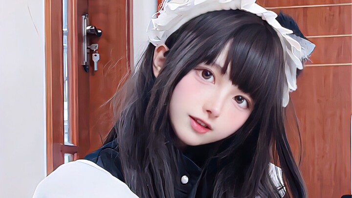 Nggak salah memang disebut kostum cewek imut—bahkan cowok kere kayak aku juga keliatan cakep pakai i