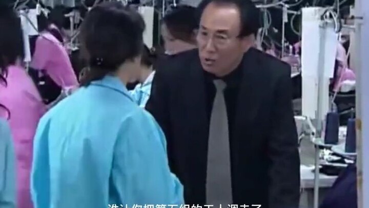 الأخت الكبرى تستغل كون أخيها هو المالك، وتتصرف في المصنع كما تشاء، لكن في النهاية طردها زوج اخيها!