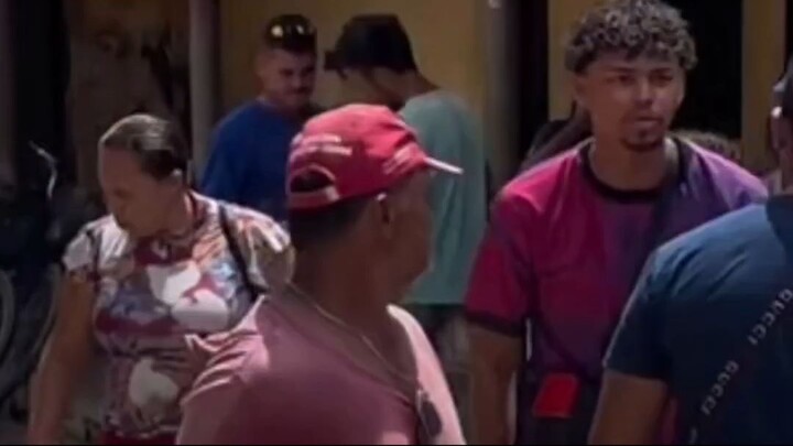 Briga por peixe para mercado de pescaria de Camocim