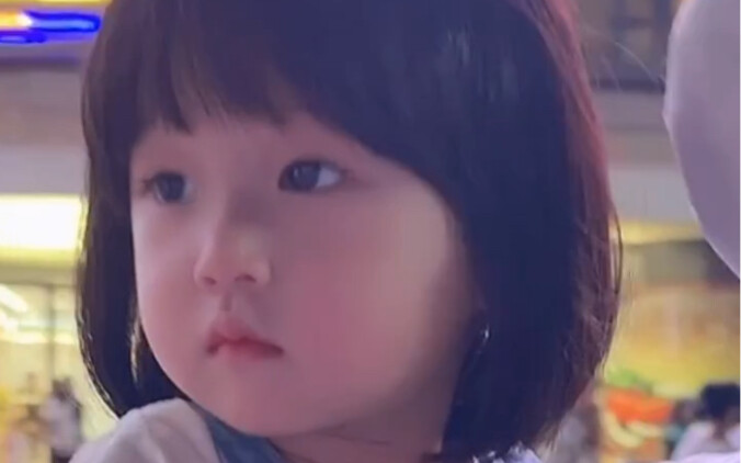 Everyone says that when Xiaoyuan looks melancholy, she kind of resembles Sister Daiyu.