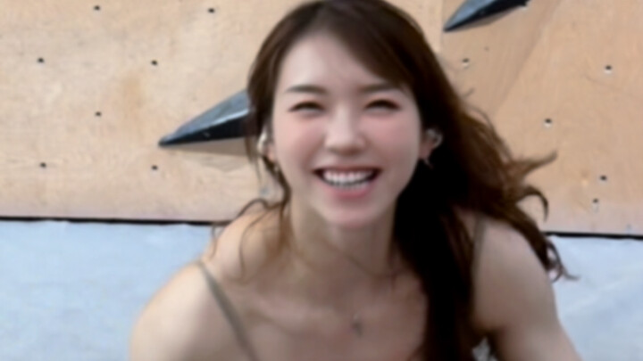 Sao mẹ ba con đã kết hôn lại đi leo núi rồi? Sao tôi không biết nhỉ?