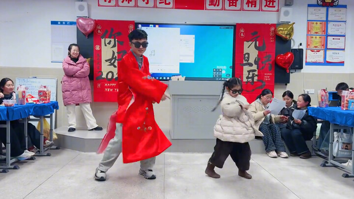 Anh trai cùng em gái “quẩy” tung nóc buổi liên hoan lớp, dân mạng khen: “Quá đỉnh, em gái có cảm giá