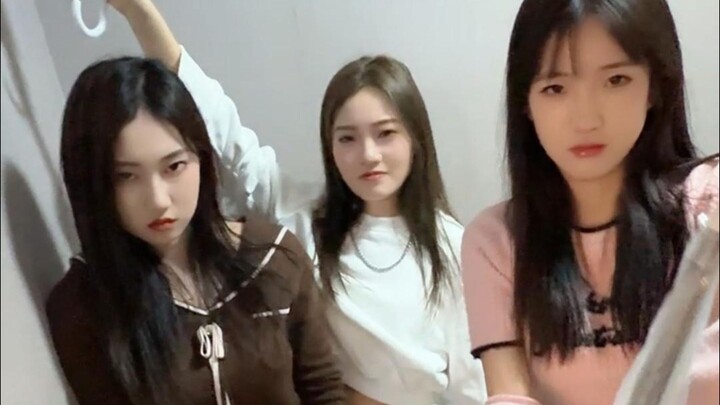 Dari mana sih payung ini tiba-tiba muncul?