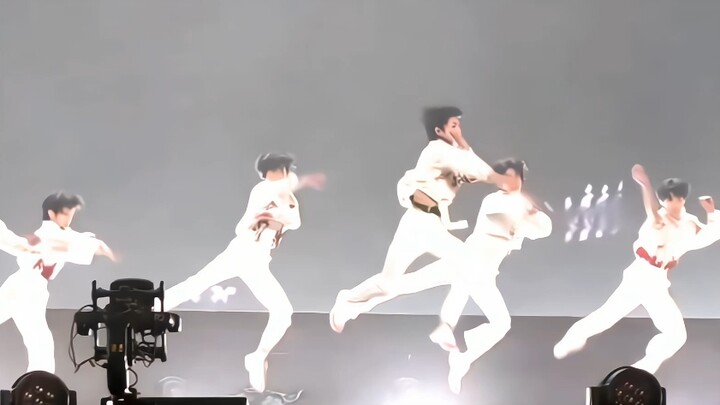 รู้สึกตกใจของเซียวซีซีชั่วขณะหนึ่ง
