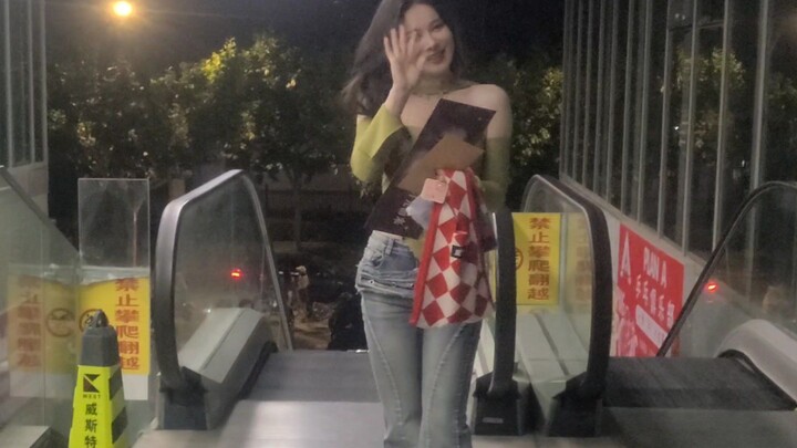 【Wen Jingjie】Seeing Wenwen off at the car — the entire crowd chants your name! Wen Jingjie! You’re t