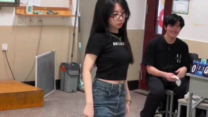 Đêm hội mừng năm mới nhảy lại bài "Whiplash"