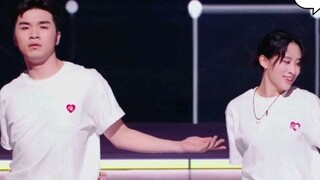 ماو ماو وشياوجونج جونج يرقصان، وذهني مليء بصيحات دعم زانتو