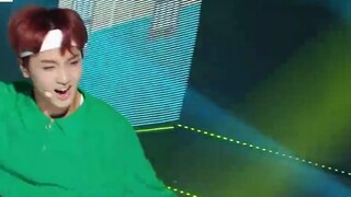 Tôi không ngờ miếng đệm đầu gối lại trở thành một món đồ thời trang. Tôi phải ngưỡng mộ NCT DREAM~