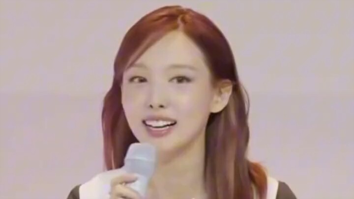 Bàn về khả năng nghe bí ẩn của Lin Nayeon