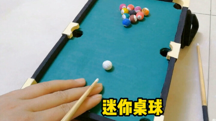 Ayah bikin meja biliar untuk putranya pakai kardus dan bola kaca—lihat deh, lihai nggak sih bayi mai