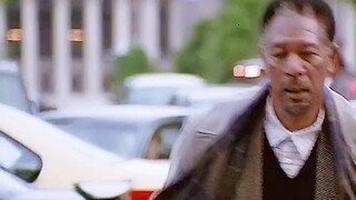 他通过精心装扮成功接近了女孩并通过电击绑架了她