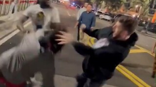 小伙跟老黑刚交手队友就被偷袭，之后一打二从容应对