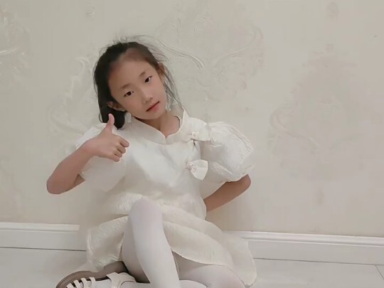 เด็กน้อยน่ารักกำลังเต้นรำ