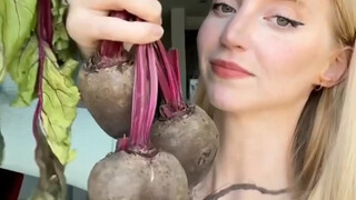 قررت الآنسة أن تصبغ شعرها باللون الوردي باستخدام البنجر.