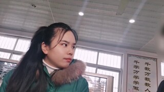 老师：你作业怎么没写？ 学生：看电视太忙了 没时间写！