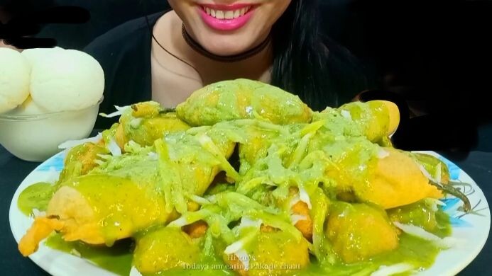 ASMR EATING CHILLI PAKODA, BREAD PAKODA AND MUNK DAL PAKODA CHAAT😍