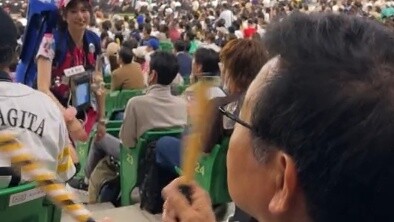 Gadis peminum di pertandingan bisbol Jepang hadir lagi (0908)