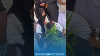 Momen Haru Soerang Bocah Nangis Tersedu di Nisan Sang Ibu, Pelayat Ikut Teteskan Air Mata