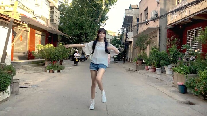 Walking and dancing in the old street of grandma's house in the summer of small town | Sing and danc