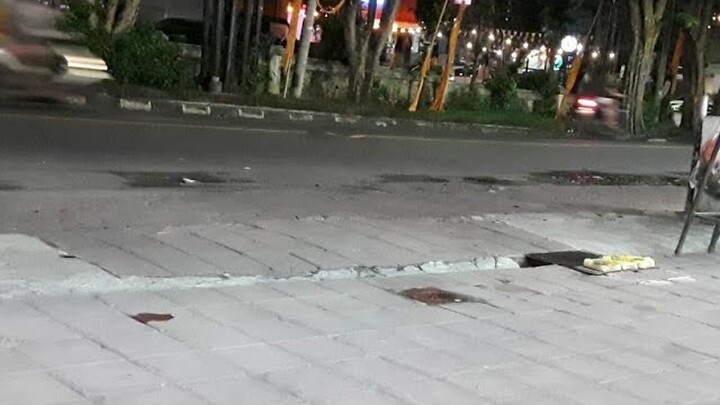 DUDUK DIAM DAN AMATI JALAN DI MALAM HARI