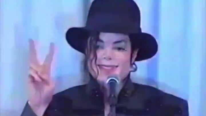 Michael berpose imut di konferensi pers (*╹▽╹*)✧