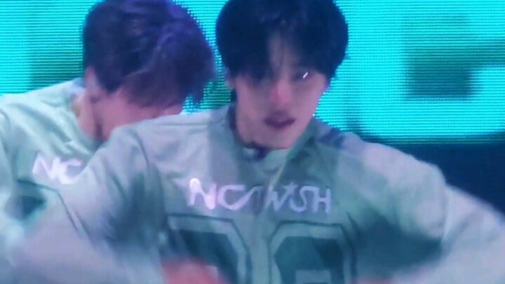 Hình ảnh NASA sau khi khóc xong, vẫn còn vương lệ mà vẫn nhảy hết mình, thật sự quá đáng yêu!