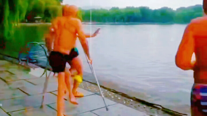 Can’t walk, but can swim!