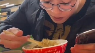 挑战给闺蜜男朋友夹菜，男生吓得手都在抖！！