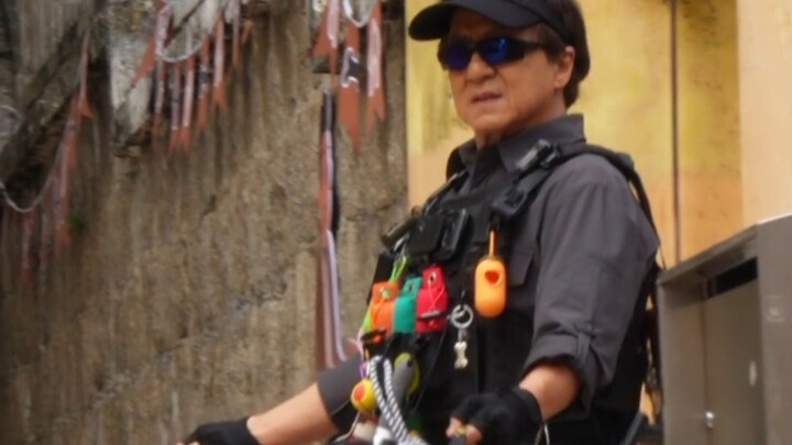 Seorang polisi baru sedang mencari bos yang sudah pensiun. Pekerjaan baru Paman Long cukup menantang