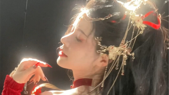 "Inilah sang rubah kecil yang berkilauan di bawah sinar matahari" (Liputan di balik layar peragaan b