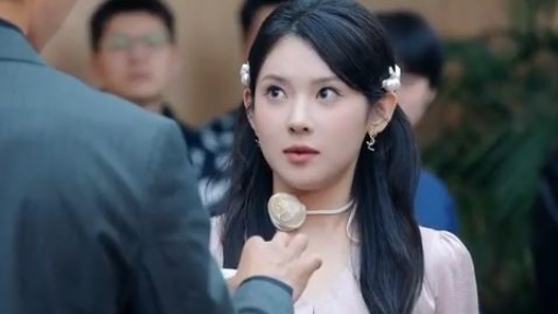 Aku dipaksa menikah dengan CEO yang 8 tahun lebih tua, tapi dia tampan