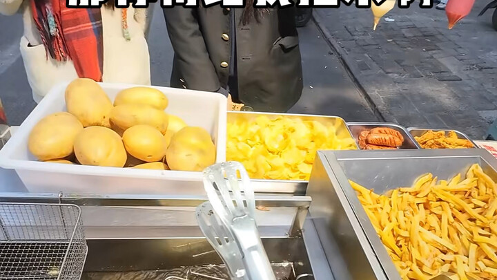 第一视角炸薯条，这俩美女有点讨口子