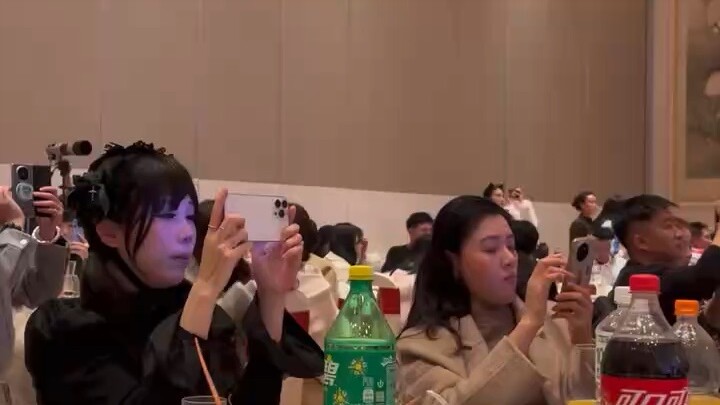 少小离家老大回，乡音难改鬓毛衰。儿童相见不相识，笑问客从何处来。残门锈锁久不开，灰砖小径覆干苔。