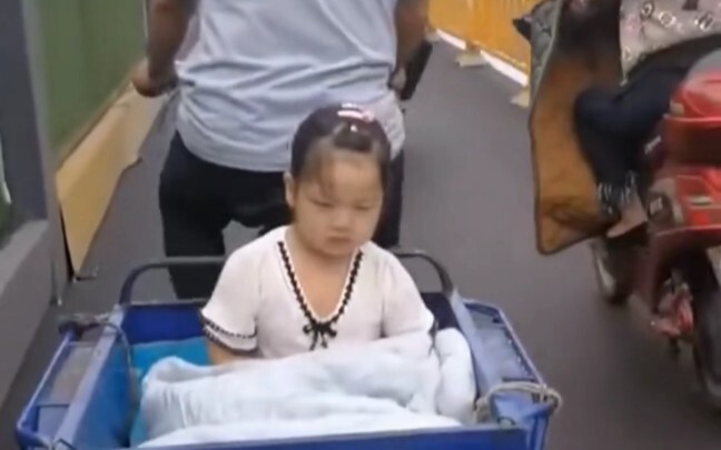 Yang Mulia Raja, bukalah pintu, ini putri Anda #CintaAyahLaksanaGunung #SarungTanganKecilPapa