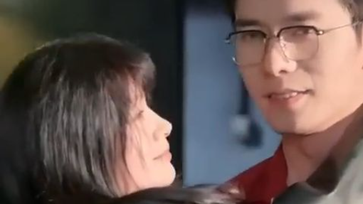 Gadis menikahi bos mafia kejam menggantikan saudari,dan dia menikahinya