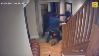 Man takes on four thugs alone to protect his wife; robbers fail to steal and end up getting badly be