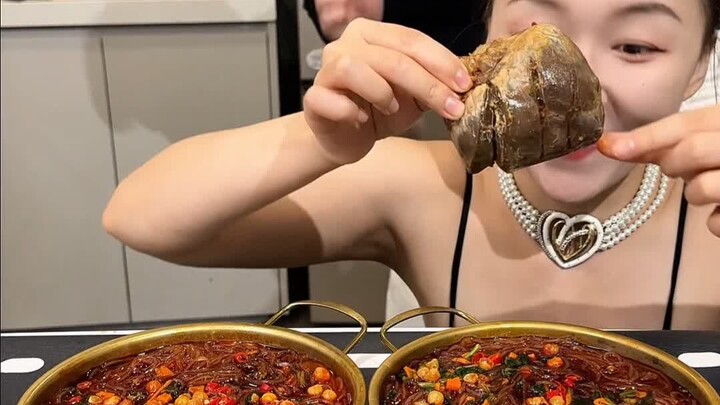 Bạn trai hôm nay lạ quá, may mà mình thông minh