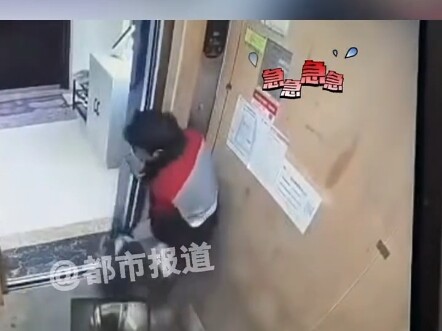 You can practically feel the suffocating tension through the screen! As soon as the elevator doors o