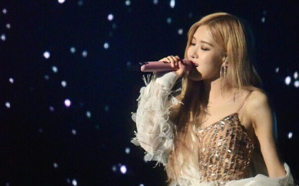 [ROSÉ] The sensitive Chaeyoung sheds tears on her solo stage, which is so touching—she’s such a love
