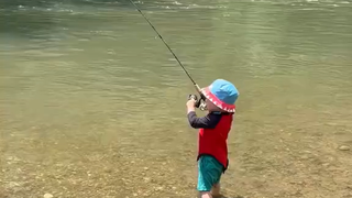 幼崽钓鱼佬，奶嘴完全不影响发挥……[doge]