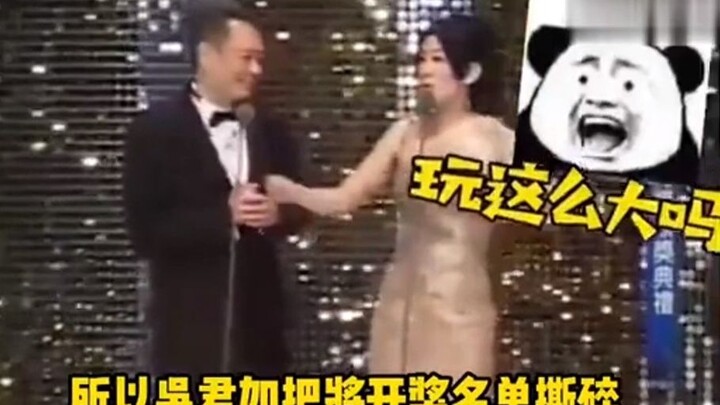 Ngô Quân Như xé nát danh sách trao giải ngay tại chỗ, Lý An Đông lúng túng bịa tên để đọc