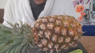 ASMR PINEAPPLE (EATING SOUNDS  & QUESTIONING ABOUT WORK AND HOBBY)